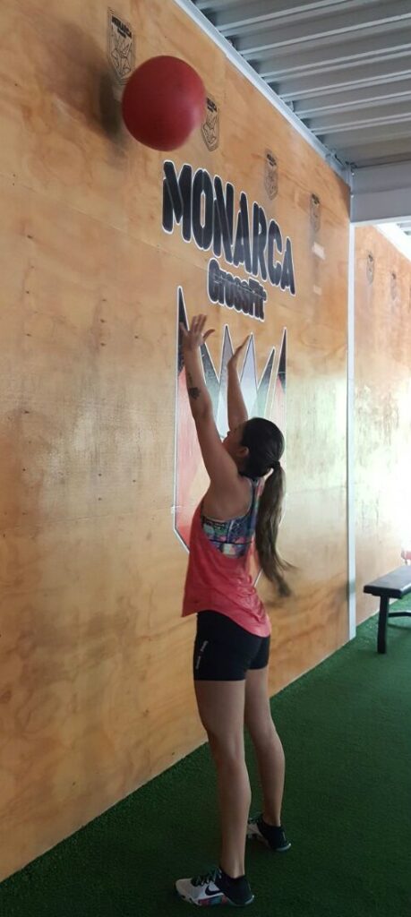 Lanzamiento del wall ball shot CrossFit en Cali