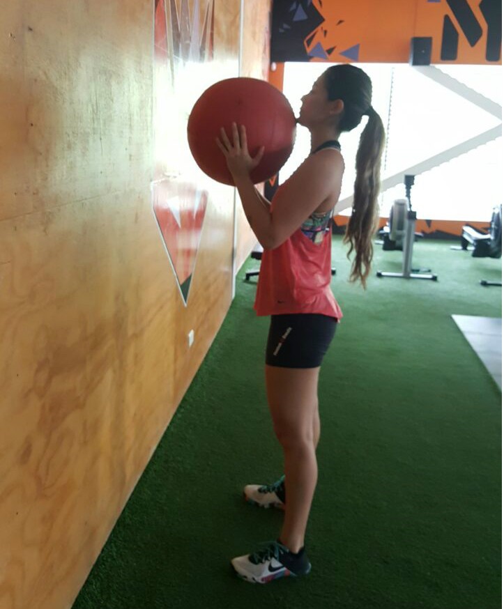 Posicion inicial wall ball shot CrossFit en Cali